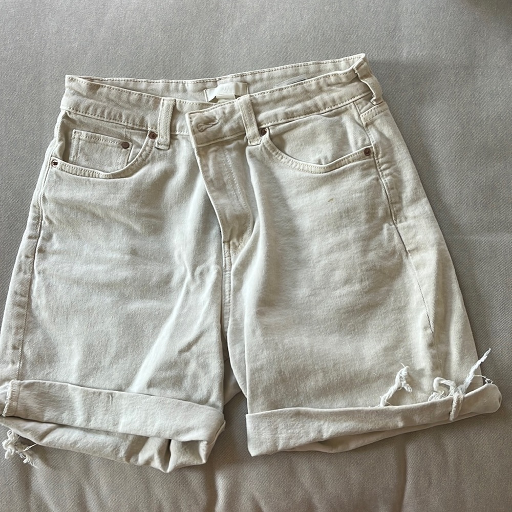 H&M high waisted beige shorts size 6